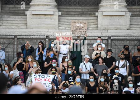 Lione 5e Arrondissement 02/06/2020 - manifestazione Adama TraorÃ© e vittime della violenza della polizia a Lione Martedì 2 giugno - Lione: Diverse centinaia di persone cercano giustizia per Adama TraorÃ© e le vittime della violenza della polizia dalle 19:30, la situazione è stata tesa intorno al tribunale tra la polizia e i dimostranti. Diversi raduni sono stati organizzati in tutta la Francia, tra cui Lione, questo martedì sera, su invito del Comitato per la verità e la giustizia di Adama. A Parigi, l'incontro è stato vietato dalla sede della polizia. Foto Stock