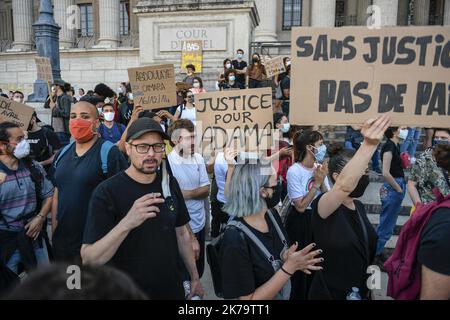 Lione 5e Arrondissement 02/06/2020 - manifestazione Adama TraorÃ© e vittime della violenza della polizia a Lione Martedì 2 giugno - Lione: Diverse centinaia di persone cercano giustizia per Adama TraorÃ© e le vittime della violenza della polizia dalle 19:30, la situazione è stata tesa intorno al tribunale tra la polizia e i dimostranti. Diversi raduni sono stati organizzati in tutta la Francia, tra cui Lione, questo martedì sera, su invito del Comitato per la verità e la giustizia di Adama. A Parigi, l'incontro è stato vietato dalla sede della polizia. Foto Stock