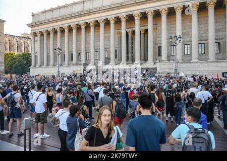 Lione 5e Arrondissement 02/06/2020 - manifestazione Adama TraorÃ© e vittime della violenza della polizia a Lione Martedì 2 giugno - Lione: Diverse centinaia di persone cercano giustizia per Adama TraorÃ© e le vittime della violenza della polizia dalle 19:30, la situazione è stata tesa intorno al tribunale tra la polizia e i dimostranti. Diversi raduni sono stati organizzati in tutta la Francia, tra cui Lione, questo martedì sera, su invito del Comitato per la verità e la giustizia di Adama. A Parigi, l'incontro è stato vietato dalla sede della polizia. Foto Stock