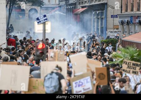 Lione 5e Arrondissement 02/06/2020 - manifestazione Adama TraorÃ© e vittime della violenza della polizia a Lione Martedì 2 giugno - Lione: Diverse centinaia di persone cercano giustizia per Adama TraorÃ© e le vittime della violenza della polizia dalle 19:30, la situazione è stata tesa intorno al tribunale tra la polizia e i dimostranti. Diversi raduni sono stati organizzati in tutta la Francia, tra cui Lione, questo martedì sera, su invito del Comitato per la verità e la giustizia di Adama. A Parigi, l'incontro è stato vietato dalla sede della polizia. Foto Stock