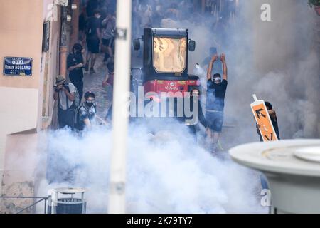 Lione 5e Arrondissement 02/06/2020 - manifestazione Adama TraorÃ© e vittime della violenza della polizia a Lione Martedì 2 giugno - Lione: Diverse centinaia di persone cercano giustizia per Adama TraorÃ© e le vittime della violenza della polizia dalle 19:30, la situazione è stata tesa intorno al tribunale tra la polizia e i dimostranti. Diversi raduni sono stati organizzati in tutta la Francia, tra cui Lione, questo martedì sera, su invito del Comitato per la verità e la giustizia di Adama. A Parigi, l'incontro è stato vietato dalla sede della polizia. Foto Stock