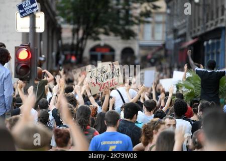 Lione 5e Arrondissement 02/06/2020 - manifestazione Adama TraorÃ© e vittime della violenza della polizia a Lione Martedì 2 giugno - Lione: Diverse centinaia di persone cercano giustizia per Adama TraorÃ© e le vittime della violenza della polizia dalle 19:30, la situazione è stata tesa intorno al tribunale tra la polizia e i dimostranti. Diversi raduni sono stati organizzati in tutta la Francia, tra cui Lione, questo martedì sera, su invito del Comitato per la verità e la giustizia di Adama. A Parigi, l'incontro è stato vietato dalla sede della polizia. Foto Stock