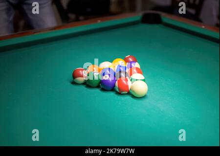 Palline da biliardo sul tavolo per il gioco. Tavolo da biliardo impostato per l'inizio. Foto Stock