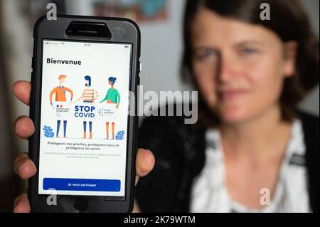 L'app francese Stop Covid per monitorare i casi di coronavirus e avvisare le persone a rischio di contagio scarta fino a 1.000,000 download Foto Stock