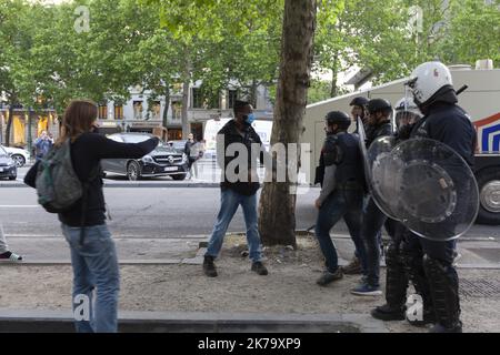 Belgio / Bruxelles / Bruxelles - gli incidenti si sono verificati alla fine del raduno contro la violenza della polizia che aveva riunito circa 10.000 partecipanti. Centinaia di persone, secondo alcune fonti, hanno distrutto le finestre dei negozi, i negozi saccheggiati e i bidoni dei rifiuti bruciati prima di affrontare la polizia nel quartiere di Matongue. Diversi arresti sono stati effettuati fino a tarda sera. Foto Stock