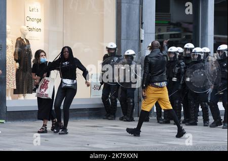 Belgio / Bruxelles / Bruxelles - gli incidenti si sono verificati alla fine del raduno contro la violenza della polizia che aveva riunito circa 10.000 partecipanti. Centinaia di persone, secondo alcune fonti, hanno distrutto le finestre dei negozi, i negozi saccheggiati e i bidoni dei rifiuti bruciati prima di affrontare la polizia nel quartiere di Matongue. Diversi arresti sono stati effettuati fino a tarda sera. Foto Stock