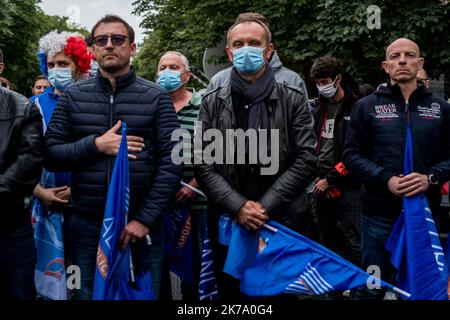 Â-Michael Bunel / le Pictorium/MAXPPP - Michael Bunel / le Pictorium - 12/06/2020 - Francia / Ile-de-France / Parigi - Les manifestants observent une minute de silence pour les colleges policiers decedes dans l'exercice de leurs fonctions. Manifestion de policiers depuis les Champs Elysees jusque sur la Place Beauvau ou se trouve le ministere de l'Interieur. ILS manifestent contre les mesures pries par Christophe Castaner, ministre de l'Interieur. 12 juin 2020. Parigi, Francia. / 12/06/2020 - Francia / Ile-de-France (regione) / Parigi - i manifestanti osservano un minuto di silenzio per la polizia Foto Stock