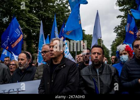 Â-Michael Bunel / le Pictorium/MAXPPP - Michael Bunel / le Pictorium - 12/06/2020 - Francia / Ile-de-France / Parigi - manifestation de policiers depuis les Champs Elysees jusque sur la Place Beauvau ou se trouve le ministere de l'Interieur. ILS manifestent contre les mesures pries par Christophe Castaner, ministre de l'Interieur. 12 juin 2020. Parigi, Francia. / 12/06/2020 - Francia / Ile-de-France (regione) / Parigi - manifestazione di polizia dagli Champs Elysees a Place Beauvau dove si trova il Ministro degli interni. Essi si sono dimostrati contrari alle misure adottate da Christophe Casta Foto Stock