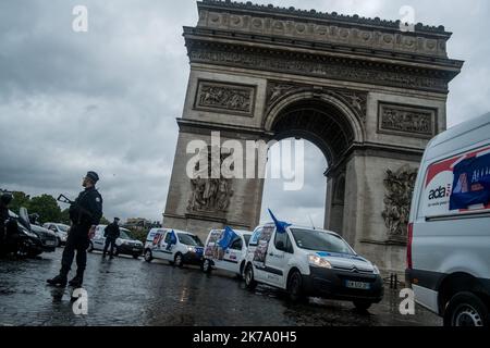 Â-Michael Bunel / le Pictorium/MAXPPP - Michael Bunel / le Pictorium - 12/06/2020 - Francia / Ile-de-France / Parigi - manifestation de policiers depuis les Champs Elysees jusque sur la Place Beauvau ou se trouve le ministere de l'Interieur. ILS manifestent contre les mesures pries par Christophe Castaner, ministre de l'Interieur. 12 juin 2020. Parigi, Francia. / 12/06/2020 - Francia / Ile-de-France (regione) / Parigi - manifestazione di polizia dagli Champs Elysees a Place Beauvau dove si trova il Ministro degli interni. Essi si sono dimostrati contrari alle misure adottate da Christophe Casta Foto Stock