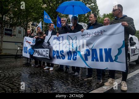 Â-Michael Bunel / le Pictorium/MAXPPP - Michael Bunel / le Pictorium - 12/06/2020 - Francia / Ile-de-France / Parigi - manifestation de policiers depuis les Champs Elysees jusque sur la Place Beauvau ou se trouve le ministere de l'Interieur. ILS manifestent contre les mesures pries par Christophe Castaner, ministre de l'Interieur. 12 juin 2020. Parigi, Francia. / 12/06/2020 - Francia / Ile-de-France (regione) / Parigi - manifestazione di polizia dagli Champs Elysees a Place Beauvau dove si trova il Ministro degli interni. Essi si sono dimostrati contrari alle misure adottate da Christophe Casta Foto Stock