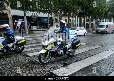 Â-Michael Bunel / le Pictorium/MAXPPP - Michael Bunel / le Pictorium - 12/06/2020 - Francia / Ile-de-France / Parigi - manifestation de policiers depuis les Champs Elysees jusque sur la Place Beauvau ou se trouve le ministere de l'Interieur. ILS manifestent contre les mesures pries par Christophe Castaner, ministre de l'Interieur. 12 juin 2020. Parigi, Francia. / 12/06/2020 - Francia / Ile-de-France (regione) / Parigi - manifestazione di polizia dagli Champs Elysees a Place Beauvau dove si trova il Ministro degli interni. Essi si sono dimostrati contrari alle misure adottate da Christophe Casta Foto Stock