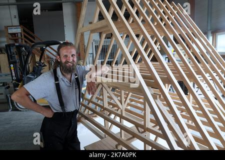 Colmar, Francia, 13th 2020 giugno TimothÃ Clerc, falegname e compagno di servizio con i suoi pezzi strutturali per la mostra di Notre-Dame de Paris. Foto Stock