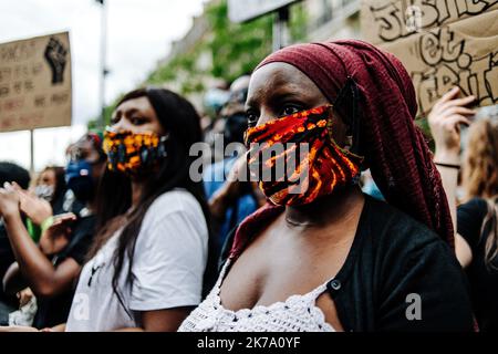 / 13/06/2020 - Francia / Ile-de-France (regione) / Parigi - sabato 13 giugno sono state organizzate manifestazioni in diverse città francesi (Parigi, Lione, Marsiglia, Montpellier...) contro il razzismo e la violenza della polizia. Il più grande raduno si è svolto a Parigi, su invito del Comitato Adama, intitolato ad Adama Traore, un giovane nero morto nel luglio 2016 dopo essere stato fermato dalla gendarmeria nei sobborghi di Parigi, dove si sono riunite più di 20.000 persone, secondo la prefettura della polizia. Mentre la parata doveva lasciare Place de la Republique alle 2:30, la processione era bloccata dalla polica Foto Stock