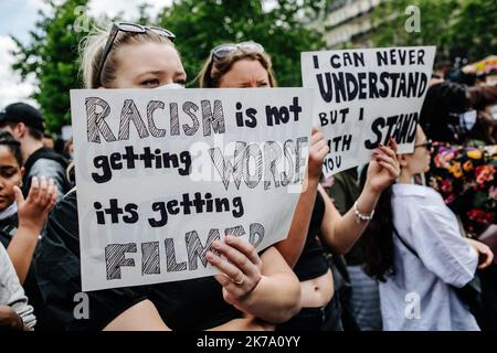 / 13/06/2020 - Francia / Ile-de-France (regione) / Parigi - sabato 13 giugno sono state organizzate manifestazioni in diverse città francesi (Parigi, Lione, Marsiglia, Montpellier...) contro il razzismo e la violenza della polizia. Il più grande raduno si è svolto a Parigi, su invito del Comitato Adama, intitolato ad Adama Traore, un giovane nero morto nel luglio 2016 dopo essere stato fermato dalla gendarmeria nei sobborghi di Parigi, dove si sono riunite più di 20.000 persone, secondo la prefettura della polizia. Mentre la parata doveva lasciare Place de la Republique alle 2:30, la processione era bloccata dalla polica Foto Stock