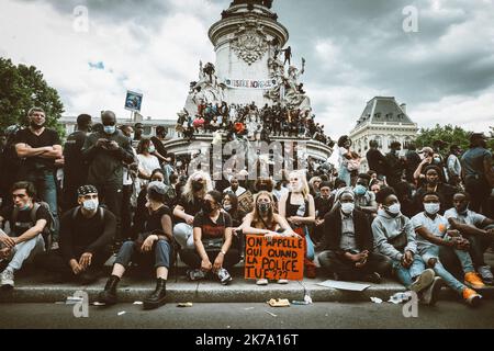 Sabato 13 giugno 2020, su invito del Comitato della verità per Adama (Traore), quasi 100.000 persone si sono riunite a Place de la Republique a Parigi per quella che doveva essere una marcia contro il razzismo e la violenza della polizia. Ma la marcia, che doveva concludersi a Place de l'Opera, è stata cancellata all'ultimo minuto dalla prefettura della polizia di Parigi, in quanto tutti i viali intorno a Place de la Republique sono stati barricati dalla polizia. Bloccati e impantanati in piazza, i manifestanti non hanno perso la loro rabbia e indignazione... Foto Stock