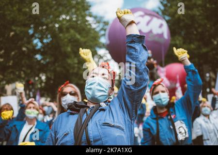 Â Olivier Donnars / le Pictorium/MAXPPP - Olivier Donnars / le Pictorium - 16/06/2020 - Francia / Ile-de-France / Parigi - Devant le ministere de la sante, les Rosies d'A cause de Macron sont venues soutenir les soignantes avec leur nouvelle choregraphie Â« on n'oubliera pas ! Â» Paris, Comme partout en France, plusieurs milliers de medecins, aides-soignants et infirmiers ont manifeste entre le Ministere de la Sante et l'Esplanade des Invalides pour rappeler le gouvernement a ses prometes sur l'hopital, en plein Â« Segur de la sante Â». / 16/06/2020 - Francia / Ile-de-France (region) / Foto Stock