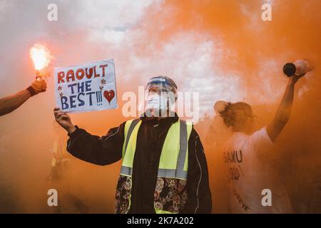 Â Olivier Donnars / le Pictorium/MAXPPP - Olivier Donnars / le Pictorium - 16/06/2020 - Francia / Ile-de-France / Parigi - Comme partout en France, plusieurs milliers de medecins, Aides-soignants et infirmiers ont manifeste entre le Ministere de la Sante et l'Esplanade des Invalides pour rappeler le gouvernement a ses promeses sur l'hopital, en plein Â« Segur de la sante Â». / 16/06/2020 - Francia / Ile-de-France (region) / Parigi - Parigi, 16 giugno 2020. Come in tutta la Francia, diverse migliaia di medici, infermieri e infermieri hanno dimostrato tra il Ministero della Salute e la Invalides espl Foto Stock