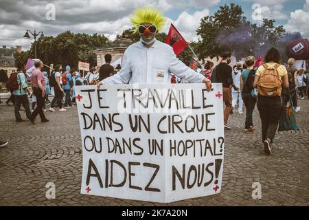 Â Olivier Donnars / le Pictorium/MAXPPP - Olivier Donnars / le Pictorium - 16/06/2020 - Francia / Ile-de-France / Parigi - Comme partout en France, plusieurs milliers de medecins, Aides-soignants et infirmiers ont manifeste entre le Ministere de la Sante et l'Esplanade des Invalides pour rappeler le gouvernement a ses promeses sur l'hopital, en plein Â« Segur de la sante Â». / 16/06/2020 - Francia / Ile-de-France (region) / Parigi - Parigi, 16 giugno 2020. Come in tutta la Francia, diverse migliaia di medici, infermieri e infermieri hanno dimostrato tra il Ministero della Salute e l'invalides esp Foto Stock