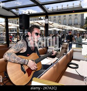 Â-PHOTOPQR/L'EST REPUBLICAIN/ALEXANDRE MARCHI ; NANCY ; 21/06/2020 ; SOCIETE - FETE DE LA MUSIQUE 2020 - LOISIRS - CRISE SANITAIRE - CORONAVIRUS - COVID 19. Nancy 21 juin 2020. dÃ chanteur et guitariste Maximilien dans le petit train touristique lors de l'Ã©dition 2020 de fÃªte de la musique aprÃ¨s le©confino en pleine crise sanitaire. FOTO Alexandre MARCHI. Nancy 21 giugno 2020. Il gruppo di musicisti 'testimoni di gioia' nel treno turistico durante l'edizione 2020 del festival musicale dopo il deconfinement nel bel mezzo di una crisi sanitaria. Foto Stock
