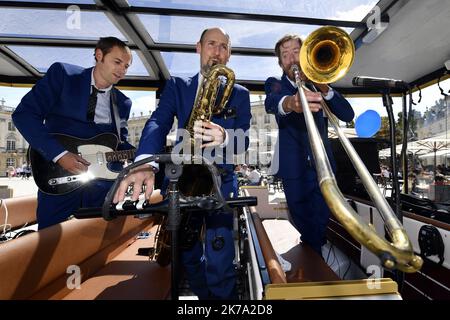 Â-PHOTOPQR/L'EST REPUBLICAIN/ALEXANDRE MARCHI ; NANCY ; 21/06/2020 ; SOCIETE - FETE DE LA MUSIQUE 2020 - LOISIRS - CRISE SANITAIRE - CORONAVIRUS - COVID 19. Nancy 21 juin 2020. dÃ groupe de musiciens 'Les tÃ aprÃ¨de la joie' dans le petit train touristique lors de l'Ã 2020 de fÃªte de la musique s le déconfino en pleine crise sanitaire. FOTO Alexandre MARCHI. Nancy 21 giugno 2020. Il gruppo di musicisti 'testimoni di gioia' nel treno turistico durante l'edizione 2020 del festival musicale dopo il deconfinement nel bel mezzo di una crisi sanitaria. Foto Stock
