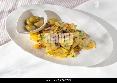 Patate al forno patate biologiche fatte in casa su sfondo bianco per il menu del ristorante. Foto Stock