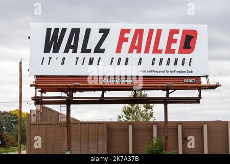 Vadnais Heights, Minnesota. Annuncio politico su un cartellone in cui si afferma che il governatore Walz è fallito e che è giunto il momento di un cambiamento. Foto Stock