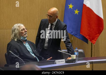 ©Sebastien Muylaert/MAXPPP - Professore francese Didier Raoult e deputato francese del partito di destra Les Republicains (LR) Eric Ciotti durante una commissione parlamentare d'inchiesta sulla crisi del coronavirus presso l'Assemblea nazionale francese di Parigi, Francia. Leader politici, consulenti governativi e direttori delle agenzie sanitarie parteciperanno a questa indagine sul modo in cui il governo francese ha gestito l'epidemia di Covid-19. 24.06.2020 Foto Stock