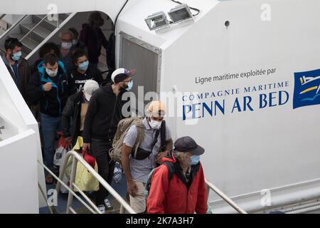 Sbarco a Ouessant da Fromveur 2 della compagnia Penn Ar Bed. Per ora, l'uso della maschera è obbligatorio durante l'attraversamento per combattere la diffusione del coronavirus Foto Stock