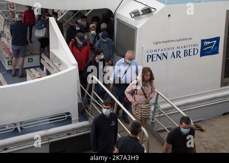 Sbarco a Ouessant da Fromveur 2 della compagnia Penn Ar Bed. Per ora, l'uso della maschera è obbligatorio durante l'attraversamento per combattere la diffusione del coronavirus Foto Stock