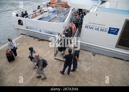 Sbarco a Ouessant da Fromveur 2 della compagnia Penn Ar Bed. Per ora, l'uso della maschera è obbligatorio durante l'attraversamento per combattere la diffusione del coronavirus Foto Stock