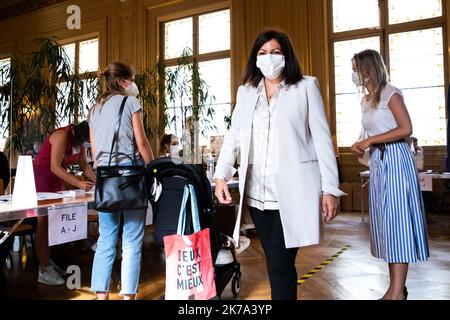 Alexis Sciard / IP3; Parigi, Francia, Giugno 28 - l'attuale sindaco di Parigi e candidato alla rielezione Anne Hidalgo visita i seggi elettorali del municipio di Parigi del 6th distretto. Il secondo turno delle elezioni comunali si è svolto oggi, domenica 28 giugno in Francia. Sono state adottate misure sanitarie eccezionali per proteggere le persone che dovevano gestire i seggi elettorali e i cittadini che sono venuti a votare Foto Stock