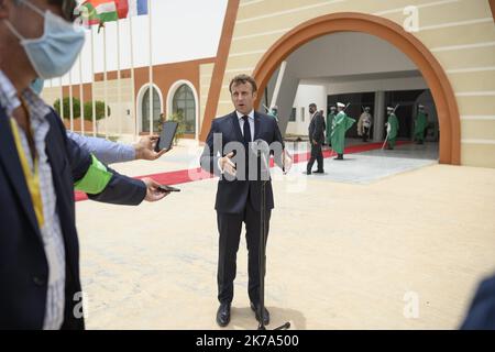 @ Pool/ Eliot Blondet/Maxppp, Mauritanie, Nouakchott, 2020/06/30 il presidente francese Emmanuel Macron arriva all'aeroporto di Nouakchott e parla alla stampa a Nouakchott, Mauritania, il 30 giugno 2020. Foto Stock