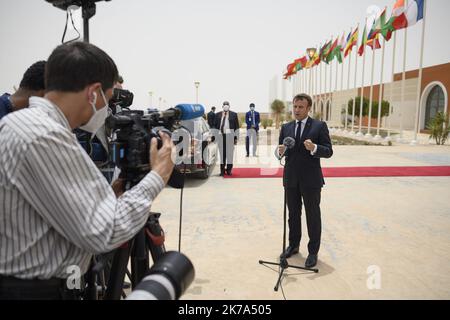 @ Pool/ Eliot Blondet/Maxppp, Mauritanie, Nouakchott, 2020/06/30 il presidente francese Emmanuel Macron arriva all'aeroporto di Nouakchott e parla alla stampa a Nouakchott, Mauritania, il 30 giugno 2020. Foto Stock