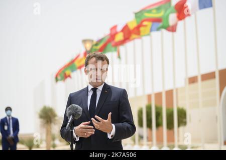 @ Pool/ Eliot Blondet/Maxppp, Mauritanie, Nouakchott, 2020/06/30 il presidente francese Emmanuel Macron arriva all'aeroporto di Nouakchott e parla alla stampa a Nouakchott, Mauritania, il 30 giugno 2020. Foto Stock