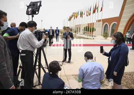 @ Pool/ Eliot Blondet/Maxppp, Mauritanie, Nouakchott, 2020/06/30 il presidente francese Emmanuel Macron arriva all'aeroporto di Nouakchott e parla alla stampa a Nouakchott, Mauritania, il 30 giugno 2020. Foto Stock