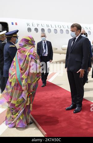 @ Pool/ Eliot Blondet/Maxppp, Mauritanie, Nouakchott, 2020/06/30 il presidente francese Emmanuel Macron arriva all'aeroporto di Nouakchott e accoglie il presidente mauritano Mohamed Ould Ghazouani a Nouakchott, Mauritania, il 30 giugno 2020 Foto Stock