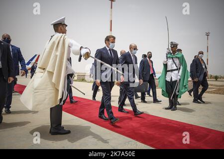 @ Pool/ Eliot Blondet/Maxppp, Mauritanie, Nouakchott, 2020/06/30 il presidente francese Emmanuel Macron arriva all'aeroporto di Nouakchott e accoglie il presidente mauritano Mohamed Ould Ghazouani a Nouakchott, Mauritania, il 30 giugno 2020 Foto Stock