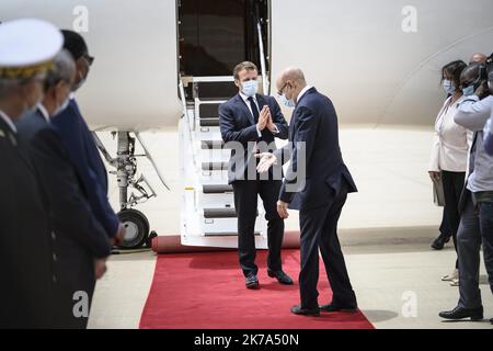 @ Pool/ Eliot Blondet/Maxppp, Mauritanie, Nouakchott, 2020/06/30 il presidente francese Emmanuel Macron arriva all'aeroporto di Nouakchott e accoglie il presidente mauritano Mohamed Ould Ghazouani a Nouakchott, Mauritania, il 30 giugno 2020 Foto Stock