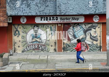 Ragazza che cammina lungo Carrera Septima a Bogota Foto Stock