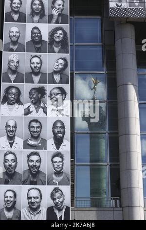 Un'installazione di artisti di strada francesi JR, composta da ritratti di personale medico, adorna la facciata della Bastille Opera House, insieme al messaggio 'grazie ai nostri professionisti sanitari', come omaggio agli operatori sanitari che hanno contribuito alla lotta contro il coronavirus (covid-19). Foto Stock