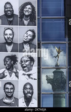 Un'installazione di artisti di strada francesi JR, composta da ritratti di personale medico, adorna la facciata della Bastille Opera House, insieme al messaggio 'grazie ai nostri professionisti sanitari', come omaggio agli operatori sanitari che hanno contribuito alla lotta contro il coronavirus (covid-19). Foto Stock