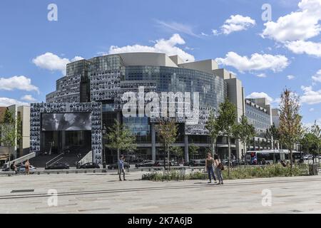 Un'installazione di artisti di strada francesi JR, composta da ritratti di personale medico, adorna la facciata della Bastille Opera House, insieme al messaggio 'grazie ai nostri professionisti sanitari', come omaggio agli operatori sanitari che hanno contribuito alla lotta contro il coronavirus (covid-19). Foto Stock