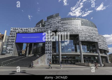 Un'installazione di artisti di strada francesi JR, composta da ritratti di personale medico, adorna la facciata della Bastille Opera House, insieme al messaggio 'grazie ai nostri professionisti sanitari', come omaggio agli operatori sanitari che hanno contribuito alla lotta contro il coronavirus (covid-19). Foto Stock