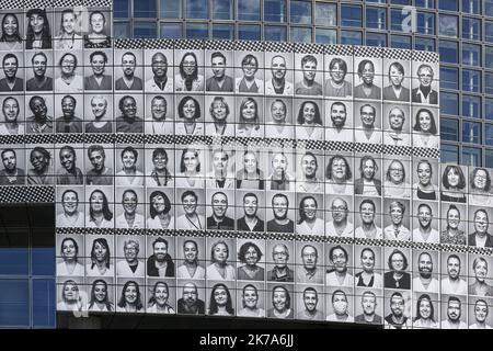 Un'installazione di artisti di strada francesi JR, composta da ritratti di personale medico, adorna la facciata della Bastille Opera House, insieme al messaggio 'grazie ai nostri professionisti sanitari', come omaggio agli operatori sanitari che hanno contribuito alla lotta contro il coronavirus (covid-19). Foto Stock