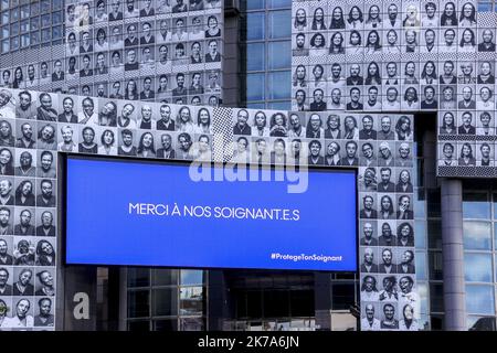 Un'installazione di artisti di strada francesi JR, composta da ritratti di personale medico, adorna la facciata della Bastille Opera House, insieme al messaggio 'grazie ai nostri professionisti sanitari', come omaggio agli operatori sanitari che hanno contribuito alla lotta contro il coronavirus (covid-19). Foto Stock