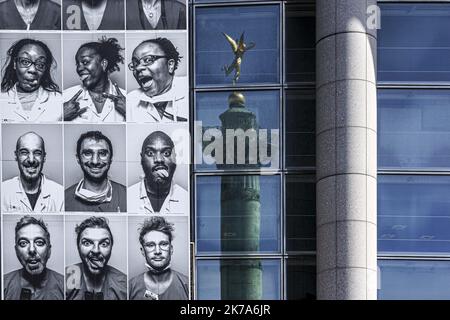 Un'installazione di artisti di strada francesi JR, composta da ritratti di personale medico, adorna la facciata della Bastille Opera House, insieme al messaggio 'grazie ai nostri professionisti sanitari', come omaggio agli operatori sanitari che hanno contribuito alla lotta contro il coronavirus (covid-19). Foto Stock