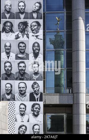 Un'installazione di artisti di strada francesi JR, composta da ritratti di personale medico, adorna la facciata della Bastille Opera House, insieme al messaggio 'grazie ai nostri professionisti sanitari', come omaggio agli operatori sanitari che hanno contribuito alla lotta contro il coronavirus (covid-19). Foto Stock