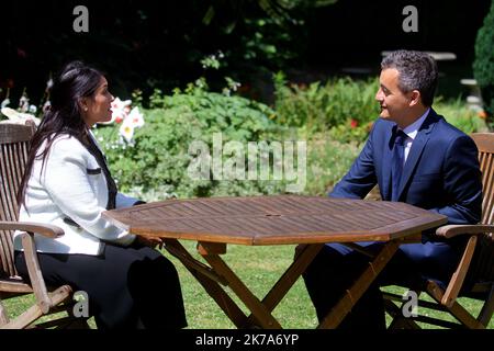 Priti Patel, Segretario di Stato del Dipartimento degli interni con il Ministro degli interni francese Gerald Darmanin durante la sua visita a Calais il 12 luglio 2020. Foto Stock