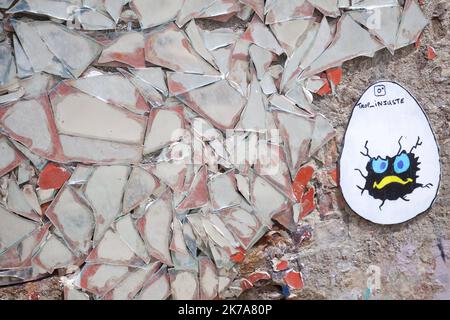 L'artista Anonimo smantella il suo famoso blocco specchio sulla spiaggia nel villaggio costiero di Leffrinckoucke, nel nord della Francia, vicino a Dunkirk il 18 luglio 2020 Foto Stock