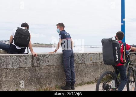 ©PHOTOPQR/OUEST FRANCE/QUEMENER YVES-MARIE ; Quiberon ; 24/07/2020 ; la ville de Quiberon (Morbihan) compte désormais un « cluster » après la découverte de quatre cas positifs dans l’entourage d’un Premier cas confirmmé dimanche 19 juillet 2020. Le port du masque est obligatoire à Quiberon par arrêté Municipal sur l'axe principal commercant de la ville, la rue de Verdun et le front de mer in direzione de la gare Maritime. Foto Yves-marie Quemener / Ouest-France - Quiberon, Francia, 24th 2020 luglio - Covid-19 cluster - centro pandemico - a Quiberon, una città francese della bretagna Foto Stock